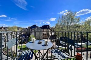 taras ze stołem i krzesłami na balkonie w obiekcie Casa #1407 - T2 Climatisé avec Balcon - Hyper Centre w mieście Brive-la-Gaillarde