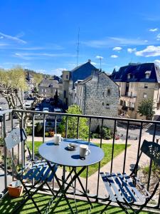 stół i krzesła na balkonie z widokiem w obiekcie Casa #1407 - T2 Climatisé avec Balcon - Hyper Centre w mieście Brive-la-Gaillarde
