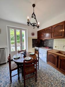Kuchyň nebo kuchyňský kout v ubytování Maison "Le Jardin d'Elise" - Hauteur de Brive