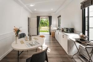 Η κουζίνα ή μικρή κουζίνα στο Tarn Villa Krabi