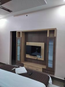 TV a/nebo společenská místnost v ubytování Shree Nanda Guest House