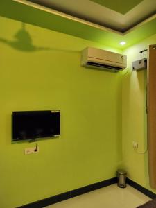 TV a/nebo společenská místnost v ubytování Shree Nanda Guest House