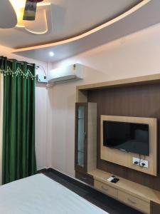 TV a/nebo společenská místnost v ubytování Shree Nanda Guest House