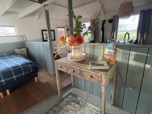 a room with a table and a bed in a room at Holiday cottage de Garage Inn in Hank
