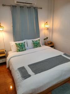 Ένα ή περισσότερα κρεβάτια σε δωμάτιο στο Nui's Guesthouse