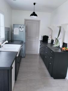 Η κουζίνα ή μικρή κουζίνα στο Maison à 500m de l'océan +1 φωτογραφίες