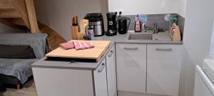 Cuisine ou kitchenette dans l'établissement Maison de bourg