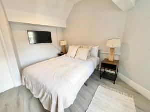 a bedroom with a bed and a tv on the wall at Soho Guest House Room 6 in London