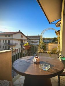 a wooden table on a balcony with a view of a city at Il corbezzolo in Linguaglossa