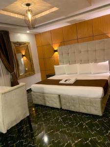 A seating area at Presken Hotel at International Airport Road