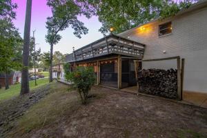 een huis met een gebouw met een gambrel dak bij Lakefront, Game Room, Hot Tub, Fire Pit in Hot Springs