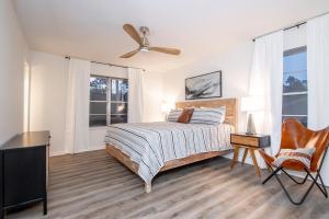 een slaapkamer met een bed en een plafondventilator bij Lakefront, Game Room, Hot Tub, Fire Pit in Hot Springs