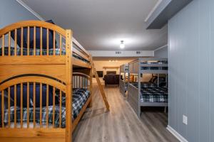 een kamer met 2 stapelbedden en een woonkamer bij Lakefront, Game Room, Hot Tub, Fire Pit in Hot Springs
