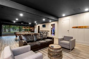 een woonkamer met een leren bank en een pooltafel bij Lakefront, Game Room, Hot Tub, Fire Pit in Hot Springs