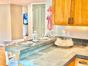 una cocina con una barra con dos platos de comida en Bothell River house, en Bothell