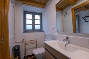 Koupelna v ubytování Casa Alameda 23 de Casas Das Figueiras en Ría Eo-Ribadeo + 16 fotografií