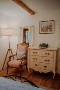 1 dormitorio con cómoda, silla y lámpara en Chatka zimorodka, en Pielgrzymka