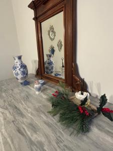 un espejo sentado en una mesa con jarrones azules y blancos en La casa di Beatrice e Francesca, en Turín 39 fotos más