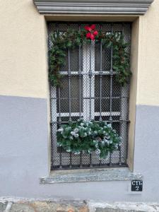 Una ventana con una rejilla con flores. en La casa di Beatrice e Francesca, en Turín
