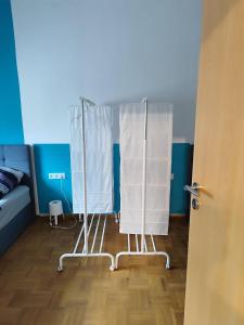 a room with a row of white stalls at Ferienwohnung Belvie 2 in Butzbach +16 photos
