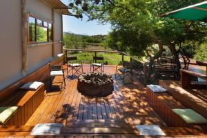 Balkón nebo terasa v ubytování Garden Route Safari Camp