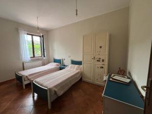 Ένα ή περισσότερα κρεβάτια σε δωμάτιο στο Sezze - Casa between the sea and the mountains of Luigi Fabiana