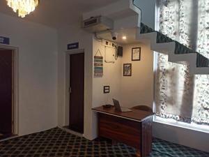 an office with a desk with a laptop on it at Gulmarg Orchard in Gulmarg