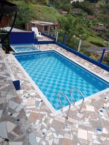 コパカバーナにあるFinca con piscina en Copacabanaのタイルフロアの大型スイミングプール +2枚の写真