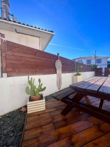 ル・テックにあるCasa Del Sol - T2 au Cœur du BassinPort Teich 5'の木製デッキ(テーブル、フェンス付)