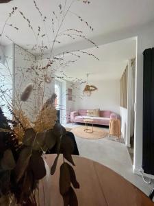 ル・テックにあるCasa Del Sol - T2 au Cœur du BassinPort Teich 5'のリビングルーム(ピンクのソファ、テーブル付) +15枚の写真