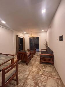 salon z kilkoma stołami i ławami w obiekcie SAHYAGIRI HEIGHTs w mieście Mahabaleshwar