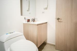 un bagno con un water e un lavandino di Palermo Home Bogota & Art Gallery a Bogotá Altre 37 foto