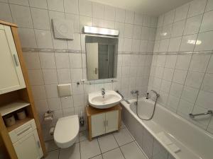 Ένα μπάνιο στο Ostseezauber- Ferienwohnung mit 3 Zimmer und Balkon +33 φωτογραφίες
