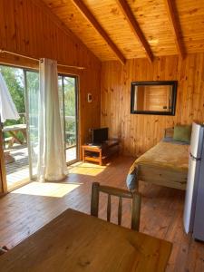 PelluhueCabañas Refugio Las Conejas的木屋里有一张床的卧室