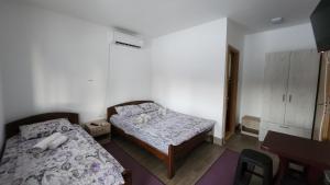 Postel nebo postele na pokoji v ubytování Kuća sa lepim pogledom - porodica Čolović