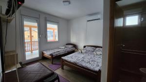 Postel nebo postele na pokoji v ubytování Kuća sa lepim pogledom - porodica Čolović