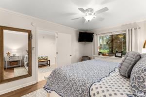 une chambre avec un lit et un miroir dans l'établissement Fairways 228 "Bluegrass Bungalow", à Destin 52 autres photos