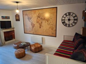 Televízia a/alebo spoločenská miestnosť v ubytovaní Charmant appartement au cœur des volcans d Auvergne