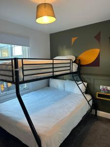 Postel nebo postele na pokoji v ubytování Mary Mullen's Rooms Eyre Square.