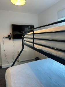 Postel nebo postele na pokoji v ubytování Mary Mullen's Rooms Eyre Square.