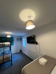 Postel nebo postele na pokoji v ubytování Mary Mullen's Rooms Eyre Square.
