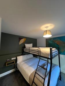 Postel nebo postele na pokoji v ubytování Mary Mullen's Rooms Eyre Square.