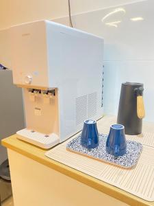 dois vasos azuis sentados num balcão ao lado de uma caixa em KaiSplash Splashmania Gamuda Cove em Banting