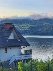 a house with a view of a body of water at DOMEK Z KOMINKIEM Z WIDOKIEM na Jezioro Czorsztyńskie in Frydman