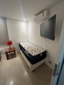 Μια τηλεόραση ή/και κέντρο ψυχαγωγίας στο Casa duplex Cabo Frio, em frente à praia do Peró