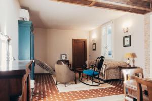 un salon avec un canapé et une table dans l'établissement B&B Formigola, à Corticelle Pieve