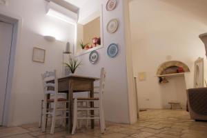 Un comedor con mesa y taburetes en Bari Vecchia Suite, en Bari 69 fotos más