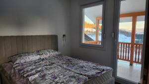 Postel nebo postele na pokoji v ubytování Kuća sa lepim pogledom - porodica Čolović