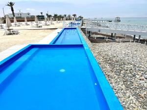 a swimming pool on a beach next to the ocean at Paracas Paracas! Vista Bahia - Sotavento 201 T 6 in Paracas