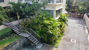 Zahrada ubytování NEW Beachfront 3-bedrooms Apartment in Tamarin